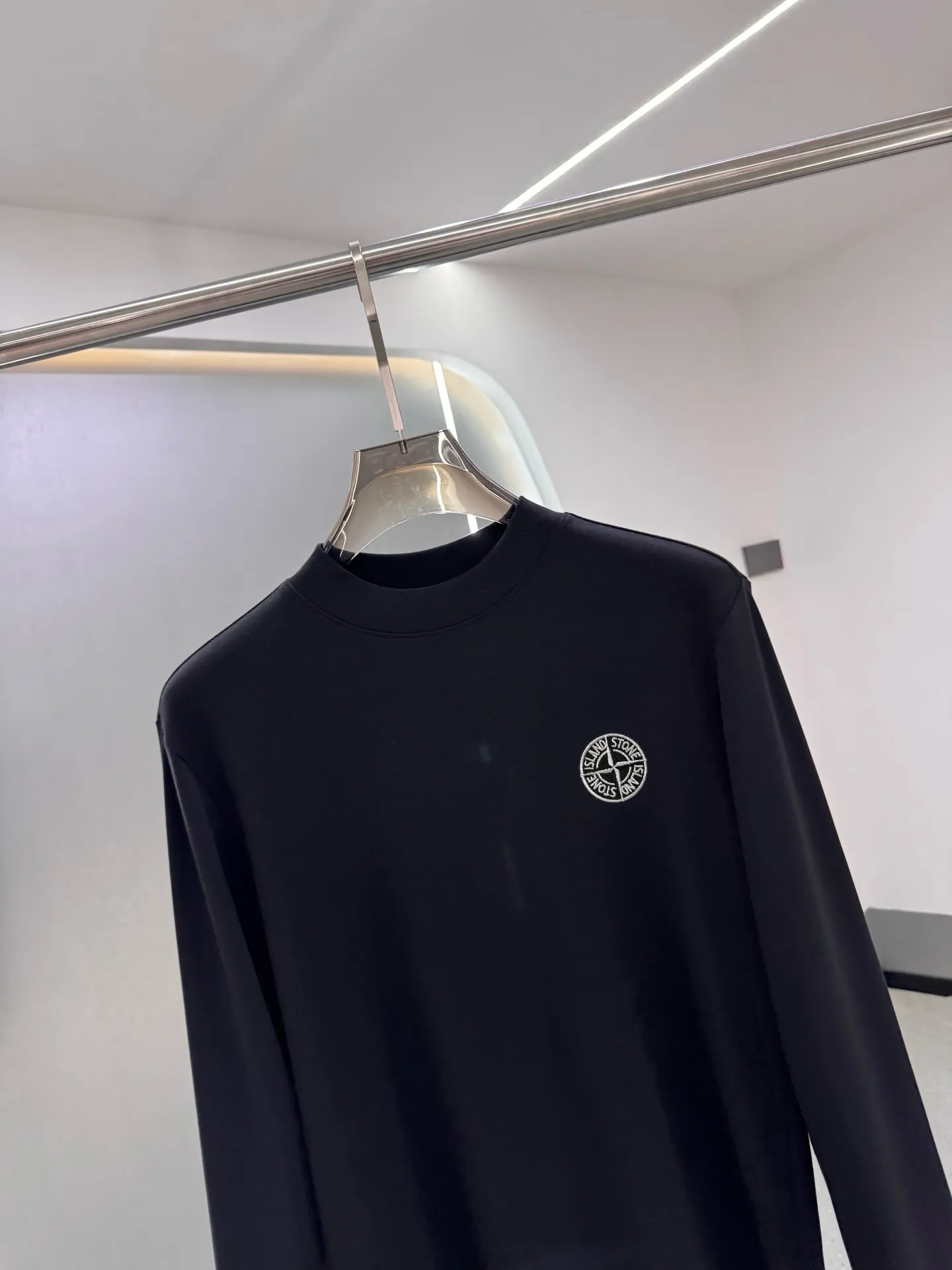 P220 Stone Island 2025 autumn and winter men's latest trade order mid-collar bottoming shirt, in full condition! ! Designed with logo embroidery! Customized 100% pure cotton fabric! Weighing 330g, the upper body is comfortable and breathable, not stiff, and has a rich three-dimensional feel overall. It is a quality export order that meets the simple needs of commuters. The upper body effect is very good, slimming, and not picky about the figure. The fabric workmanship is impeccable. Black White Size: XS-2XL